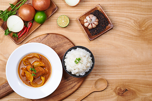 포토 JPG 해외이미지 그릇 밥 양파 실내 사람없음 하이앵글 홍고추 라임 쌀밥 나무숟가락 나무도마 나무접시 치킨카레 나무배경 해외포토 식기 접시 음식 뷰포인트 백그라운드 채소 과일 고추 도마 내부 목재 숟가락 카레 파일형식 이미지허브