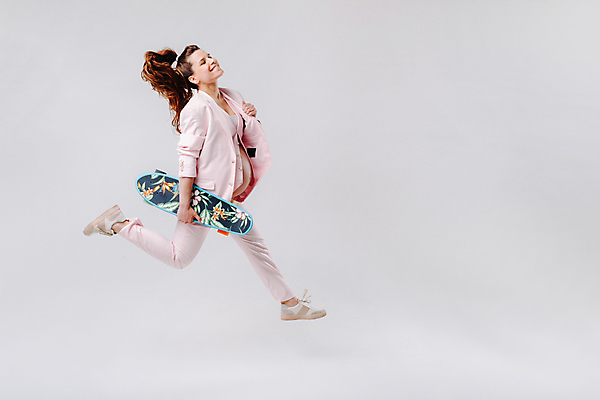 포토 JPG 해외이미지 전신 여자 엄마 실내 한명 들기 정장 성인 옆모습 눈감음 점프 임산부 임신 잡기 스케이트보드 즐거움 흰배경 성인여자한명만 해외포토 1 옷 감정 뷰포인트 백그라운드 가족 모션 사람 내부 흰색 보드_스포츠 여자한명만 성인여자만 파일형식 이미지허브