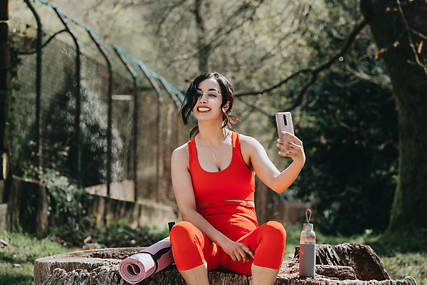 포토 JPG 해외이미지 백인 여자 행복 선 음악 스포츠 중년 포즈 신체 요가 모바일 휴식 세포 건강 연꽃 사람 여러명 스마트폰 핸드폰 운동 평화 화목 듣기 매트 어플리케이션 날씬함 집중 연습 명상 라디오 위치 필라테스 해외포토 서양인 웰빙 꽃 감정 다수 컨셉 모션 문화예술 성인 전자제품 스마트기기 몸매 파일형식 이미지허브