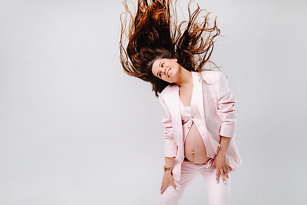 포토 JPG 해외이미지 여자 포즈 엄마 날리기 실내 한명 미소 정장 상반신 성인 앞모습 머리카락 임산부 임신 흰배경 성인여자한명만 해외포토 1 옷 뷰포인트 백그라운드 가족 모션 표정 사람 내부 머리 흰색 여자한명만 성인여자만 파일형식 이미지허브