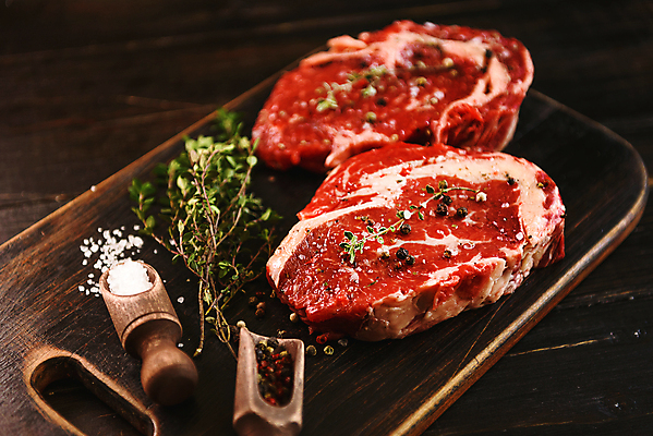 포토 JPG 해외이미지 접시 커플 음식 백그라운드 포크 2 유리 탁자 발렌타인데이 육류 사랑 스테이크 요리 사람 사람없음 목재 빨간색 빛 식당 와인 식사 저녁식사 어둠 낭만 소고기 흰색 4 칼 그릴 정상 바비큐 후추 로즈메리 7월 해외포토 나무 식기 감정 컬러 가구 컨셉 식재료 재료 관계 데이이벤트 재질 주방용품 주류 서양음식 숫자 상점 날짜 허브 향신료 파일형식 이미지허브