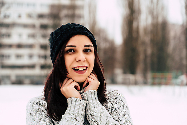 포토 JPG 해외이미지 모델 라이프스타일 응시 여자 포즈 청소년 날씨 갈색머리 한명 야외 건물 가로 산책 회색 도시 닫기 소프트포커스 시원함 스웨터 니트 머리장식 지역 개성 성격 캡모자 표현성 해외포토 모자_잡화 1 헤어스타일 건축물 시선 컬러 상의 모션 휴식 촬영기법 사람 생활 장식 파일형식 이미지허브