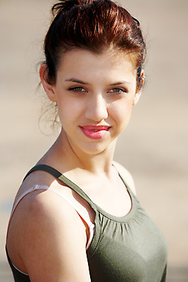 포토 JPG 해외이미지 여자 포즈 갈색머리 한명 사람 10대 운동복 청춘 싱글 해외포토 1 헤어스타일 옷 컨셉 청소년 파일형식 이미지허브