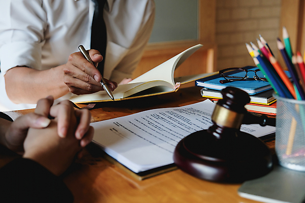 포토 JPG 해외이미지 손 남자 비즈니스 한명 들기 상반신 성인 앞모습 신체부위 책 사무실 다이어리 가리킴 업무 책상 문서 의사봉 성인남자한명만 해외포토 1 뷰포인트 가구 모션 사람 손짓 사무용품 작업 남자한명만 성인남자만 파일형식 이미지허브