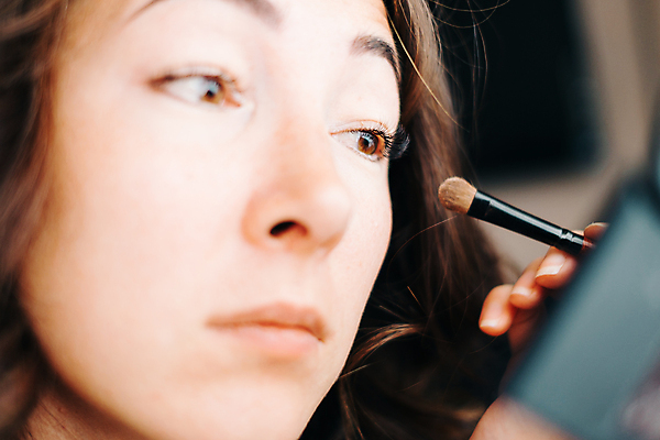 포토 JPG 해외이미지 백인 모델 1 여자 얼굴 그림자 한명 사람 뷰티 유행 화장품 붓 아이섀도 내추럴 신청 해외포토 서양인 신체부위 파일형식 이미지허브