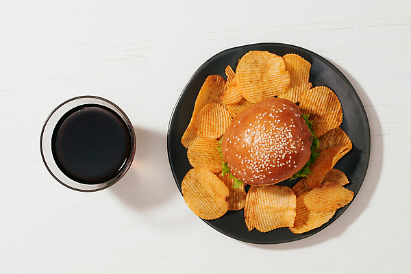 포토 JPG 해외이미지 패스트푸드 실내 사람없음 하이앵글 햄버거 인스턴트 흰배경 콜라 감자칩 해외포토 음식 뷰포인트 백그라운드 내부 과자 흰색 칩_음식 탄산음료 파일형식 이미지허브