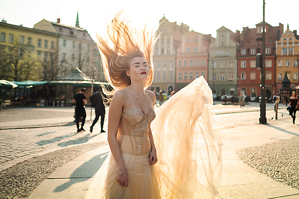포토 JPG 해외이미지 주간 여자 신부 웨딩드레스 결혼 날리기 한명 서기 상반신 성인 야외 건물 햇빛 눈감음 도시 성인여자한명만 웨딩촬영 해외포토 자연요소 1 건축물 드레스 모션 사람 이벤트 태양 기념사진 여자한명만 성인여자만 파일형식 이미지허브