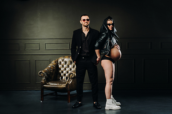 포토 JPG 해외이미지 전신 부부 응시 여자 남자 포즈 검은배경 실내 두건 서기 정장 성인 두명 앞모습 옆모습 소파 선글라스 임산부 임신 주머니손 감싸기 성인만 해외포토 커플 시선 옷 안경 뷰포인트 백그라운드 의자 모션 사람 내부 검은색 파일형식 이미지허브