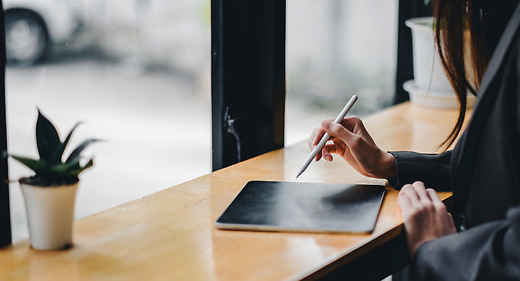 포토 JPG 해외이미지 손 여자 실내 한명 들기 상반신 성인 옆모습 신체부위 태블릿 창가 성인여자한명만 태블릿펜 해외포토 1 뷰포인트 창문 모션 사람 내부 전자제품 스마트기기 펜 여자한명만 성인여자만 파일형식 이미지허브