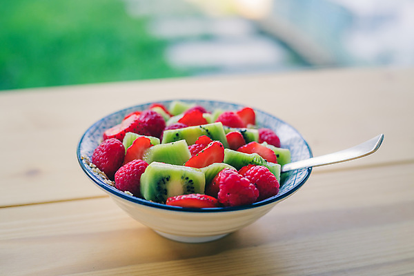 포토 JPG 해외이미지 라이프스타일 접시 음식 과일 재료 딸기 디저트 건강 키위 종류 사람없음 목재 여름 유행 식사 에너지 사발 맛 아침식사 시리얼 먹기 유기농 비타민 건강식 내추럴 섞기 요구르트 채식주의자 디톡스 비건 맛있는 해외포토 나무 식기 웰빙 계절 컨셉 모션 유제품 생활 사기그릇 채식 영양소 파일형식 이미지허브