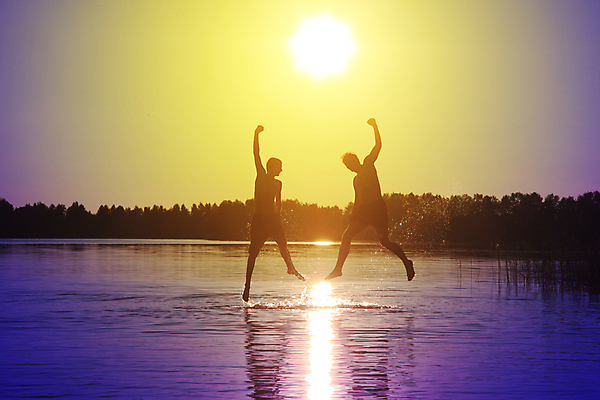 포토 JPG 해외이미지 남자 행복 실루엣 모래 바다 여행 가족 자연 하늘 휴가 휴식 함께함 미소 웃음 성인 야외 두명 물 여름 달리기 햇빛 태양 파티 맑음 점프 일몰 우정 기쁨 자유 그룹 주말 해외포토 자연요소 계절 감정 컨셉 관계 모션 날씨 촬영기법 표정 사람 이벤트 친구 노을 생태계 파일형식 이미지허브