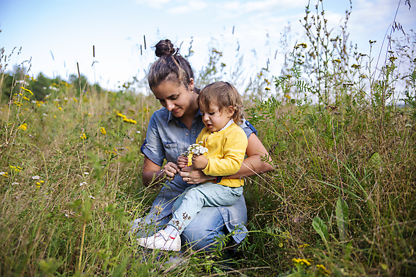 포토 JPG 해외이미지 식물 라이프스타일 여자 꽃 딸 행복 어린이 꽃다발 여행 잎 꽃무늬 밭 가족 자연 놀이 엄마 사랑 사람 야외 두명 학습 뷰티 노란색 봄 기쁨 들꽃 아기 수집 허브 빛망울 걸음마 돌봄 해외포토 계절 교육 감정 컬러 무늬 농업 관계 모션 생활 빛 생태계 파일형식 이미지허브