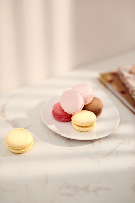 포토 JPG 해외이미지 접시 탁자 실내 그림자 사람없음 달콤 마카롱 해외포토 식기 가구 디저트 내부 맛 파일형식 이미지허브