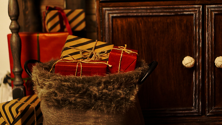 포토 JPG 해외이미지 나무 전통 계절 별 백그라운드 크리스마스 겨울 유리 탁자 휴가 조명 새로움 선물 사람없음 목재 장식 빨간색 상자 장난감 산타클로스 갈색 노란색 바구니 우주 축제 수확 골동품 흰색 나뭇가지 시골 축하 인사 소나무 신용카드 그룹 황금 널 연도 패키지 전나무 구성 옛날 해외포토 자연요소 식물 기념일 컬러 가구 컨셉 농업 재료 재질 금융 예절 파일형식 이미지허브