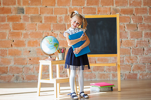포토 JPG 해외이미지 백인 학생 응시 여학생 교육 행복 초등학생 어린이 컨셉 유니폼 교실 실내 초등학교 한명 서기 미소 사람 책 가로 학습 컬러풀 금발 신학기 시작 포니테일 지능 해외포토 서양인 1 헤어스타일 시선 옷 여자 감정 컬러 학교 모션 표정 내부 파일형식 이미지허브