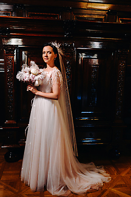 포토 JPG 해외이미지 전신 응시 여자 신부 부케 웨딩드레스 결혼 실내 한명 서기 들기 성인 옆모습 예식장 성인여자한명만 웨딩촬영 해외포토 1 시선 드레스 뷰포인트 꽃다발 모션 사람 이벤트 내부 공간 기념사진 여자한명만 성인여자만 파일형식 이미지허브