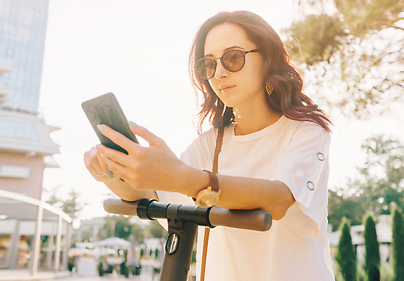 포토 JPG 해외이미지 1 라이프스타일 공원 여자 통신 모바일 거리 한명 서기 미소 사람 야외 여름 스마트폰 핸드폰 선글라스 스쿠터 잡기 도시 바퀴 메시지 연결 스타일 해외포토 계절 공공시설 안경 모션 표정 생활 전자제품 스마트기기 오토바이 파일형식 이미지허브