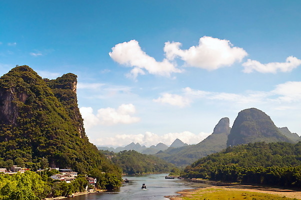포토 JPG 해외이미지 아시아 문화 여행 자연 하늘 산 동양인 풍경 사람없음 초록색 물 여름 관광지 강 중국 시골 언덕 장면 지역 뗏목 절정 해외포토 자연요소 계절 나라 교통수단 컬러 배_교통 인종 생태계 파일형식 이미지허브