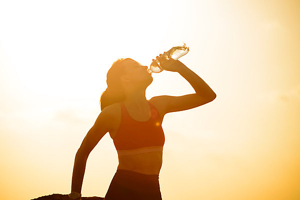 포토 JPG 해외이미지 1 라이프스타일 손 여자 실루엣 음료 스포츠 신체 자연 하늘 불꽃 휴식 산 운동선수 건강 파노라마 한명 사람 성인 야외 물 여름 운동 햇빛 태양 뷰티 노란색 일몰 바위 시골 뜨거움 돌봄 해외포토 자연요소 계절 컬러 컨셉 모션 불 촬영기법 생활 신체부위 노을 돌_바위 생태계 파일형식 이미지허브