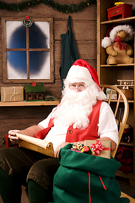 포토 JPG 해외이미지 모자 계절 안경 크리스마스장식 크리스마스 겨울 가방 창문 휴가 수염 실내 선물 한명 장난감 화환 시골 조끼 작업실 12월 서리 자루 노엘 양피지 캡모자 목차 클라우스 해외포토 모자_잡화 1 잡화 기념일 꽃 사람 내부 외투 날짜 파일형식 이미지허브