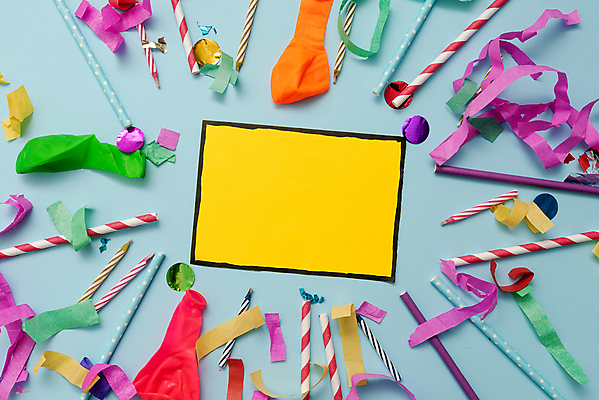 포토 JPG 해외이미지 리본 초 프레임 실내 빨대 사람없음 하이앵글 파티 축하 생일 즐거움 파란배경 풍선 카피스페이스 해외포토 기념일 감정 뷰포인트 백그라운드 컨셉 이벤트 내부 파란색 공백 파일형식 이미지허브