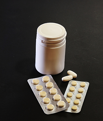 포토 JPG 해외이미지 과학 건강 병원 사람없음 치료 빨간색 물 알약 약 검은색 어둠 고통 에너지 바이러스 질병 컨테이너 약국 가득함 오브젝트 예방 처방 중독 조제 돌봄 전염병 치료제 많음 해외포토 자연요소 감정 산업 컬러 컨셉 의학 모션 만들기 파일형식 이미지허브