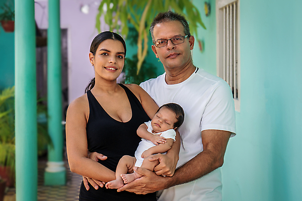 포토 JPG 해외이미지 라이프스타일 커플 여자 할아버지 남자 행복 아들 할머니 어린이 결혼 가족 관계 결혼식 엄마 새로움 함께함 실내 건강 사랑 미소 사람 소년 세명 부모 육아 아기 신생아 잡기 아빠 보호 돌봄 해외포토 노년 감정 컨셉 모션 표정 이벤트 내부 생활 파일형식 이미지허브