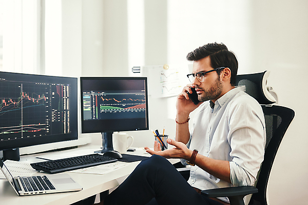 포토 JPG 해외이미지 백인 응시 남자 종이 돈 비즈니스 청소년 성공 그래프 기술 한명 스마트폰 사무실 디지털 스크린 모니터 자료 성장 작업 비즈니스맨 시장 계획 주식 위험 대표 토론 상인 불안 집중 분석 무역 투자 텔레마케팅 온라인 진행 매각 해외포토 서양인 1 시선 감정 산업 컨셉 사람 금융 핸드폰 스마트기기 컴퓨터 직장인 재산 서비스업 파일형식 이미지허브