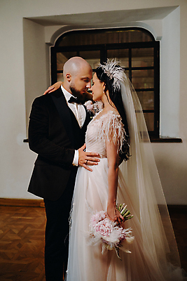 포토 JPG 해외이미지 여자 남자 부케 웨딩드레스 허리손 결혼 신혼부부 실내 사랑 들기 정장 턱시도 상반신 성인 두명 옆모습 마주보기 신랑신부 성인만 어깨에손 웨딩촬영 해외포토 부부 드레스 옷 감정 신부_웨딩 뷰포인트 꽃다발 포즈 신랑 모션 사람 이벤트 내부 신혼 기념사진 파일형식 이미지허브