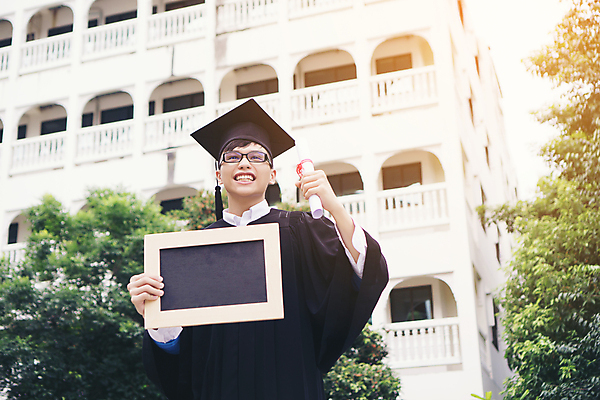 포토 JPG 해외이미지 모자 학생 교육 남자 행복 졸업 성공 한명 미소 성인 칠판 가운 졸업장 대학교 고립 증명서 캡모자 해외포토 모자_잡화 1 잡화 옷 감정 컨셉 학교 표정 사람 파일형식 이미지허브