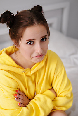 포토 JPG 해외이미지 백인 모델 여자 행복 백그라운드 청소년 한명 사람 10대 뷰티 노란색 유행 시원함 긍정 스타일 성인여자만 카피스페이스 해외포토 서양인 1 감정 컬러 컨셉 공백 여자만 성인만 파일형식 이미지허브