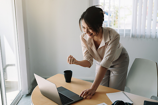 포토 JPG 해외이미지 백인 직업 학생 라이프스타일 손 여자 남자 행복 백그라운드 비즈니스 성공 기념 한명 미소 사람 성인 기쁨 흰색 축하 표현 우승 비즈니스맨 자신감 흥분 긍정 팔 고립 골 승자 필승 해외포토 서양인 1 감정 컬러 컨셉 표정 생활 신체부위 최고 직장인 파일형식 이미지허브