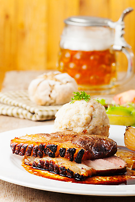 포토 JPG 해외이미지 전통 접시 음료 음식 채소 양파 맥주 육류 돼지고기 요리 사람없음 식사 당근 머그컵 뚜껑 시골 굽기 목각 경단 옥토버페스트 바이에른사람 해외포토 식기 식재료 뿌리채소 주류 컵 구이 파일형식 이미지허브