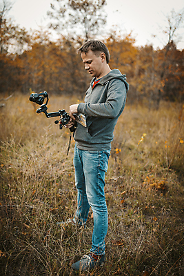 포토 JPG 해외이미지 백인 직업 라이프스타일 응시 남자 포즈 청소년 자연 휴식 한명 서기 사람 성인 취미 야외 두명 캐주얼 스마트폰 컬러풀 사진촬영 촬영 장비 작업 기자 디지털카메라 사진사 남자한명만 성인만 카피스페이스 해외포토 서양인 1 시선 옷 컬러 컨셉 모션 생활 핸드폰 스마트기기 카메라 공백 작가 생태계 남자만 파일형식 이미지허브