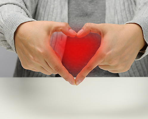 포토 JPG 해외이미지 백인 여자 사랑 한명 성인 앞모습 빨간색 회색 하트 손하트 성인여자한명만 해외포토 모양 서양인 1 감정 뷰포인트 컬러 사람 손짓 여자한명만 성인여자만 파일형식 이미지허브