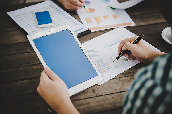 포토 JPG 해외이미지 종이 컨셉 비즈니스 통계 성공 그래프 사람 사람없음 금융 사무실 알약 펜 자료 성장 업무 비즈니스맨 시장 분석 보고서 문서 투자 보여주기 회계 경영 계좌 해외포토 남자 모션 경제 필기구 약 작업 직장인 파일형식 이미지허브