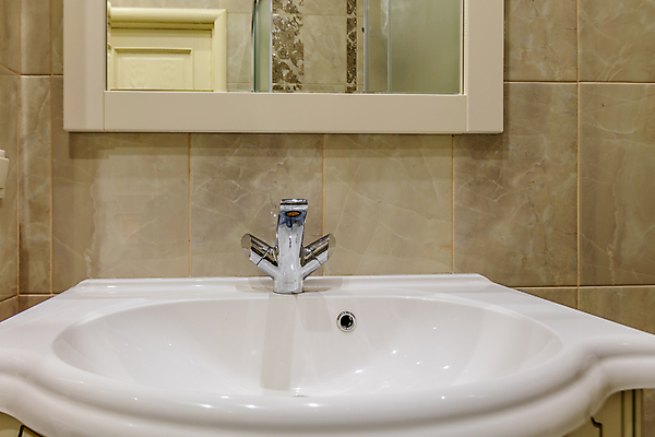 포토 JPG 해외이미지 1 디자인 가구 새로움 아파트 주택 실내 사람없음 내부 장식 물 빛 금속 주방 목욕 방 장비 욕실 흰색 고급 빨래 믹서 묘사 싱크대 수도꼭지 화장실 비누 대야 고립 위생관리 정리함 철강 해외포토 자연요소 컬러 생활용품 컨셉 가사 재질 관리 건물 위생용품 청결 개수대 파일형식 이미지허브