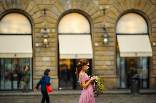 포토 JPG 해외이미지 주간 응시 여자 신부 부케 웨딩드레스 한명 들기 상반신 성인 야외 옆모습 성인여자한명만 웨딩촬영 해외포토 자연요소 1 시선 드레스 뷰포인트 꽃다발 결혼 모션 사람 기념사진 여자한명만 성인여자만 파일형식 이미지허브