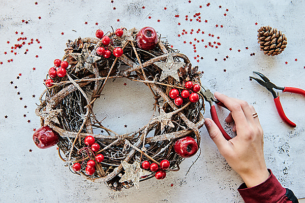 포토 JPG 해외이미지 나무 디자인 열매 종이 크리스마스 겨울 교실 수업 휴가 새해 관리 창조 미술 사람 이벤트 취미 사람없음 장식 빨간색 초록색 화환 흰색 나뭇가지 축하 인사 소나무 작업실 공예 꽃집 심볼 수공예 DIY 고립 핸드메이드 미니멀리스트 해외포토 식물 계절 교육 기념일 꽃 컬러 컨셉 학교 문화예술 상점 예절 파일형식 이미지허브
