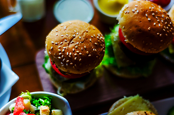 포토 JPG 해외이미지 패스트푸드 실내 사람없음 아웃포커스 샐러드 두개 햄버거 인스턴트 정크푸드 나무도마 나무배경 해외포토 음식 백그라운드 2 도마 촬영기법 내부 목재 파일형식 이미지허브