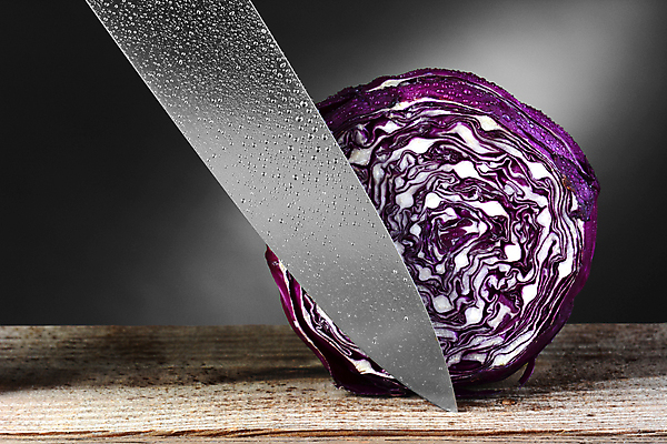 포토 JPG 해외이미지 음식 조각 채소 탁자 사람없음 목재 빨간색 물 보라색 회색 안개 물방울 칼 닫기 자르기 양배추 슬라이스 해외포토 자연요소 나무 컬러 가구 재료 모션 날씨 파일형식 이미지허브