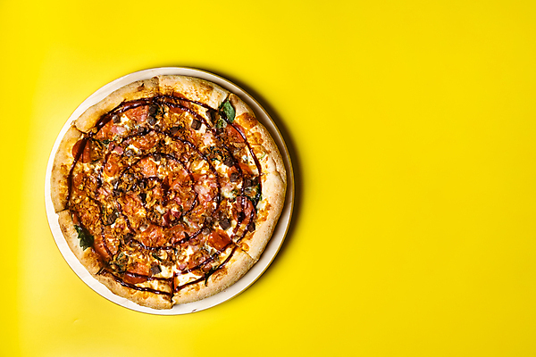 포토 JPG 해외이미지 피자 패스트푸드 실내 사람없음 하이앵글 나무받침 노란배경 카피스페이스 해외포토 뷰포인트 백그라운드 서양음식 내부 목재 노란색 공백 인스턴트 받침대 파일형식 이미지허브