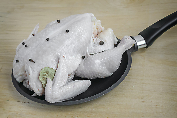 포토 JPG 해외이미지 실내 사람없음 통닭 프라이팬 생닭 통후추 나무배경 해외포토 백그라운드 주방용품 내부 치킨 닭 후추 파일형식 이미지허브