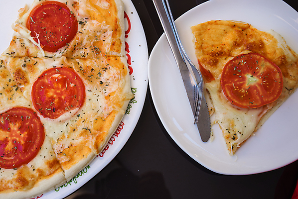 포토 JPG 해외이미지 접시 포크 토마토 검은배경 피자 패스트푸드 실내 사람없음 나이프 이탈리아피자 해외포토 식기 백그라운드 채소 서양음식 내부 검은색 칼 인스턴트 파일형식 이미지허브