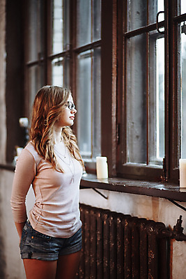 포토 JPG 해외이미지 나무 모델 라이프스타일 여자 행복 안경 크리스마스 겨울 창문 휴가 전등 새로움 새해 선물 사랑 한명 미소 앉기 장식 뷰티 낭만 흰색 축하 크리스마스이브 해외포토 식물 1 잡화 계절 기념일 감정 컬러 컨셉 모션 조명 표정 사람 생활 파일형식 이미지허브