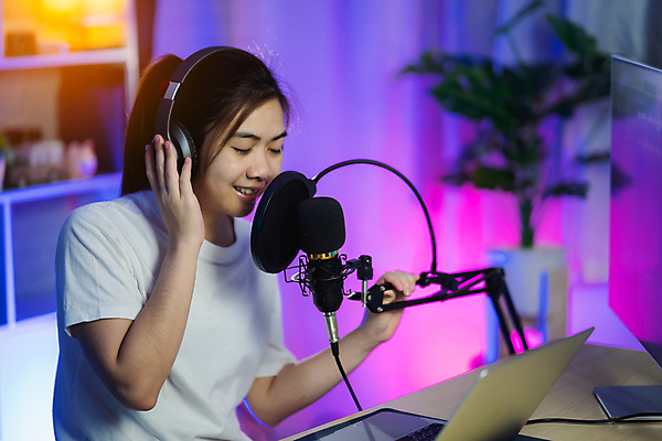 포토 JPG 해외이미지 백인 직업 여자 행복 어린이 음악 노래 힙합 말하기 한명 사람 노트북 모니터 헤드폰 소리 콘서트 공연 연주자 음악가 장비 가수 무대 마이크 라디오 예술가 오디오 연예인 목소리 노래방 뮤지컬 보컬 팝 해외포토 서양인 1 감정 음향기기 모션 문화예술 이벤트 전자제품 컴퓨터 파일형식 이미지허브