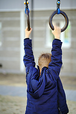 포토 JPG 해외이미지 주간 라이프스타일 웰빙 감정 아들 어린이 스포츠 장난 놀이 주택 건강 한명 소년 취미 사람없음 야외 운동 산책 기쁨 반지 놀이터 즐거움 그네 특별함 해외포토 자연요소 1 남자 컨셉 장신구 가족 휴식 사람 건물 생활 파일형식 이미지허브