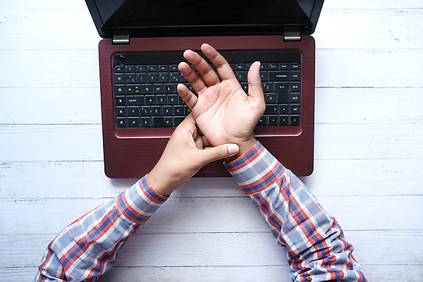 포토 JPG 해외이미지 손 실내 신체부위 노트북 하이앵글 고통 잡기 업무 손목통증 나무배경 해외포토 감정 뷰포인트 백그라운드 모션 사람 내부 전자제품 작업 파일형식 이미지허브