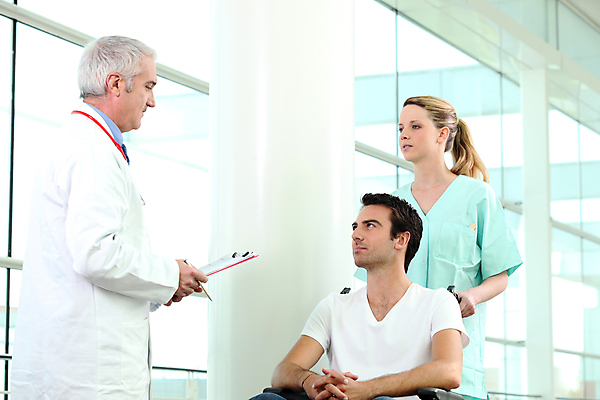 포토 JPG 해외이미지 백인 직업 라이프스타일 여자 남자 유니폼 실내 건강 병원 사람 치료 세명 약 방 고통 시험 환자 간호사 의사 긴급 도움 질병 장애인 휠체어 히스패닉 외과 장애 돌봄 해외포토 서양인 옷 교육 감정 컨셉 의학 모션 내부 생활 의료진 파일형식 이미지허브