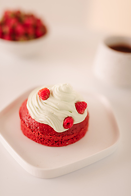 포토 JPG 해외이미지 접시 과일 탁자 디저트 실내 사람없음 달콤 컵케이크 산딸기 머핀 해외포토 식기 음식 빵 가구 내부 케이크 맛 파일형식 이미지허브